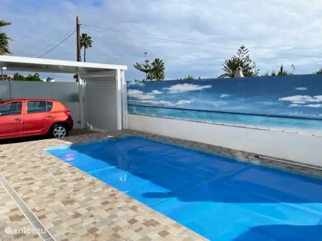 Dominio completamente cercado y cerrado con puerta automática