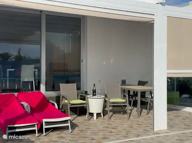 Disfruta de la terraza junto a la piscina