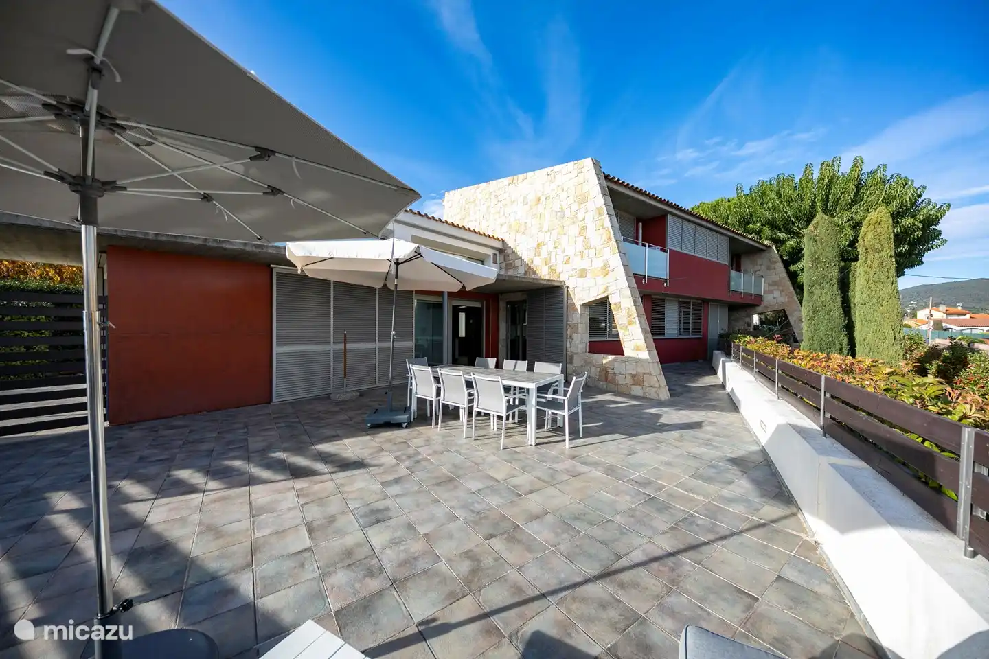 terrace of the villa, entrance from living room and kitchen. a gate that can be locked towards the pool