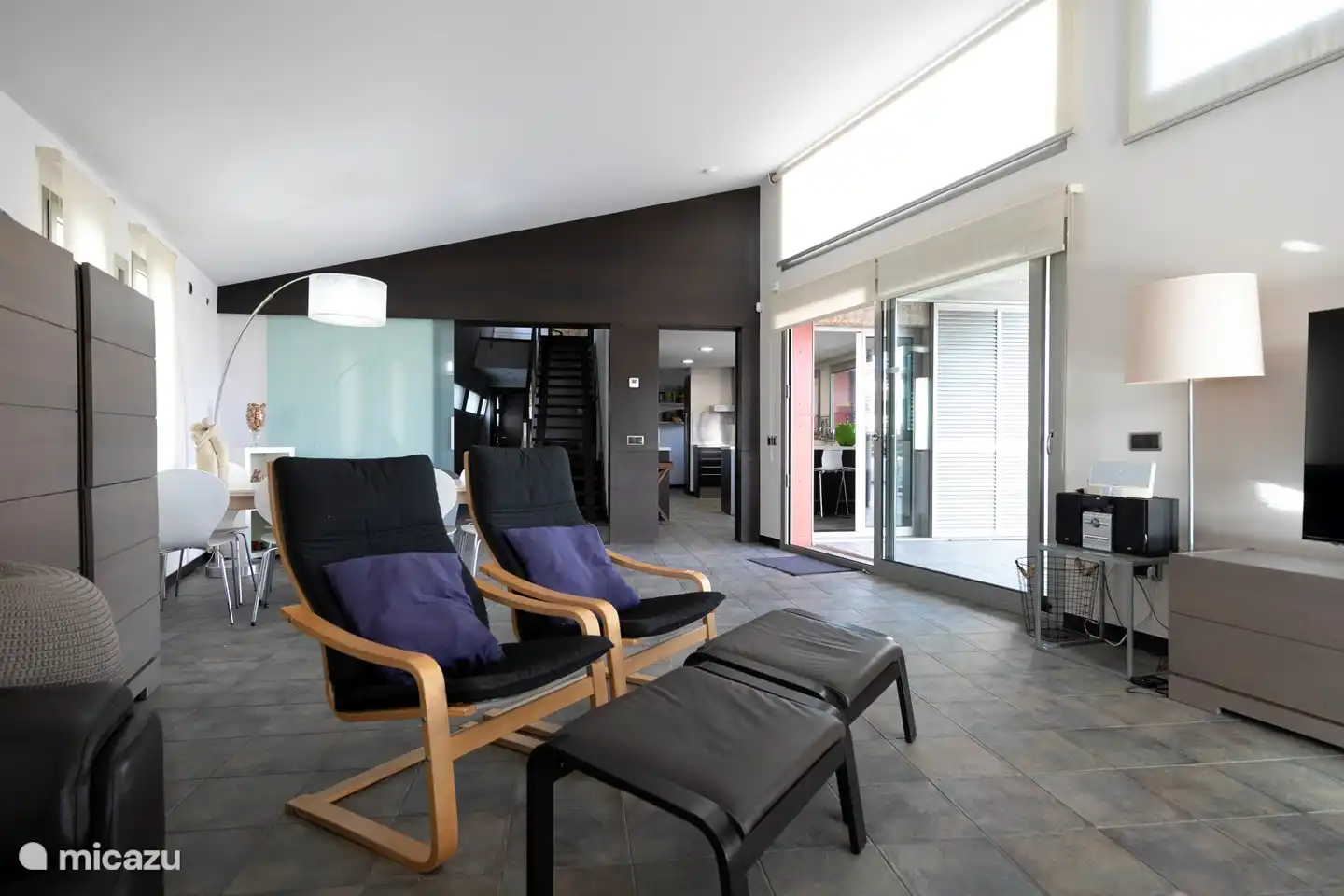 living room with entrance to the kitchen and the terrace
