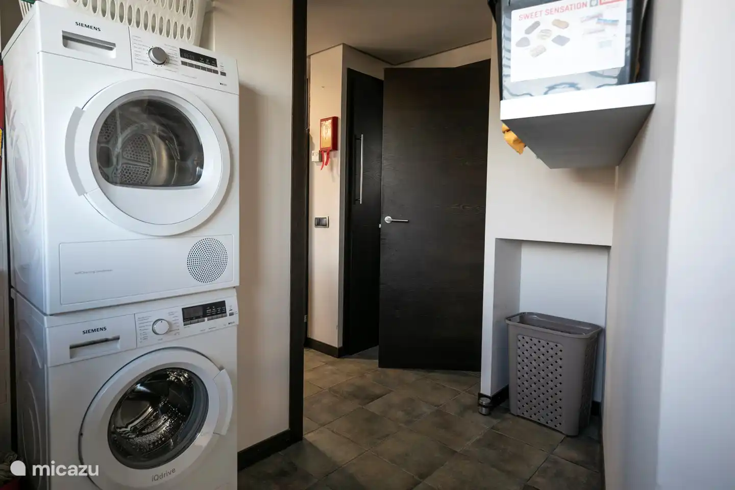 laundry room with washing machine and dryer, which is located behind the kitchen.