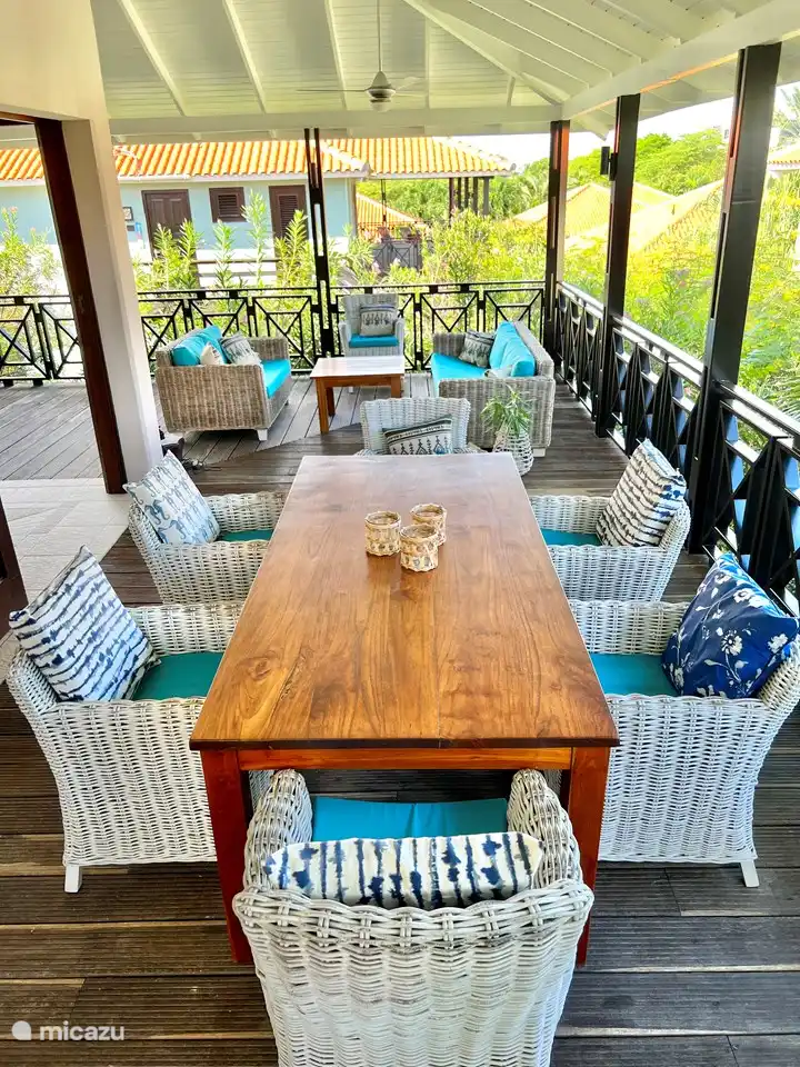 Coin repas dans un jardin tropical