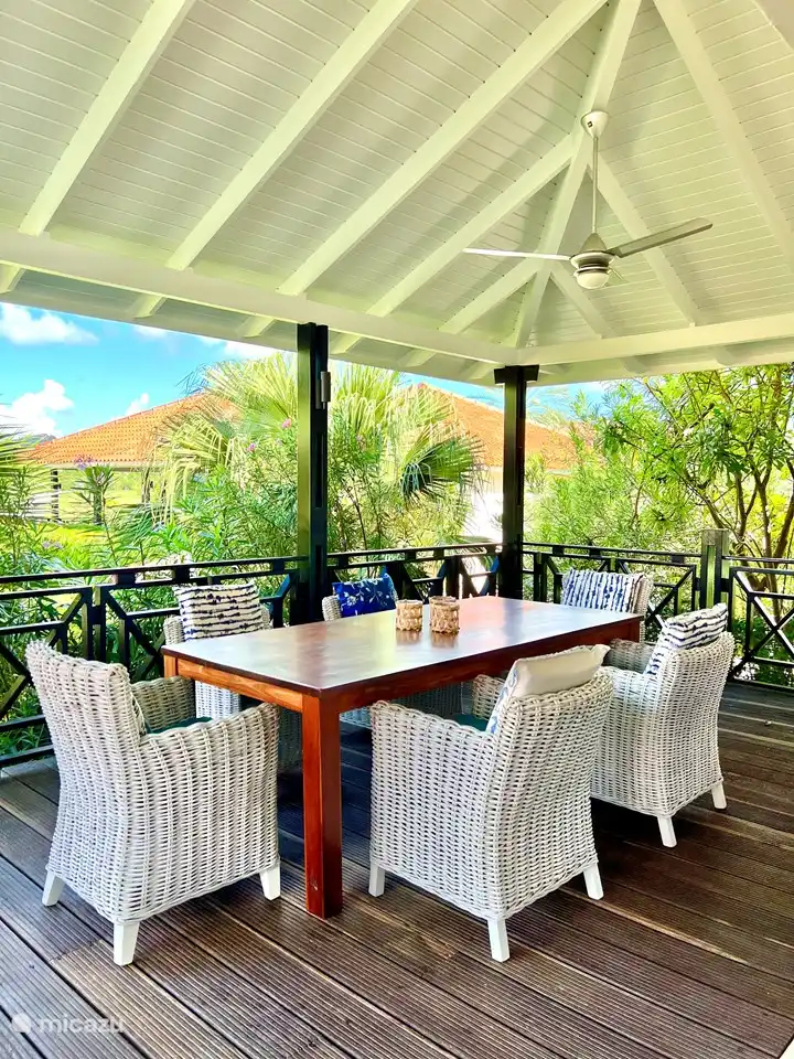 Coin repas dans un jardin tropical