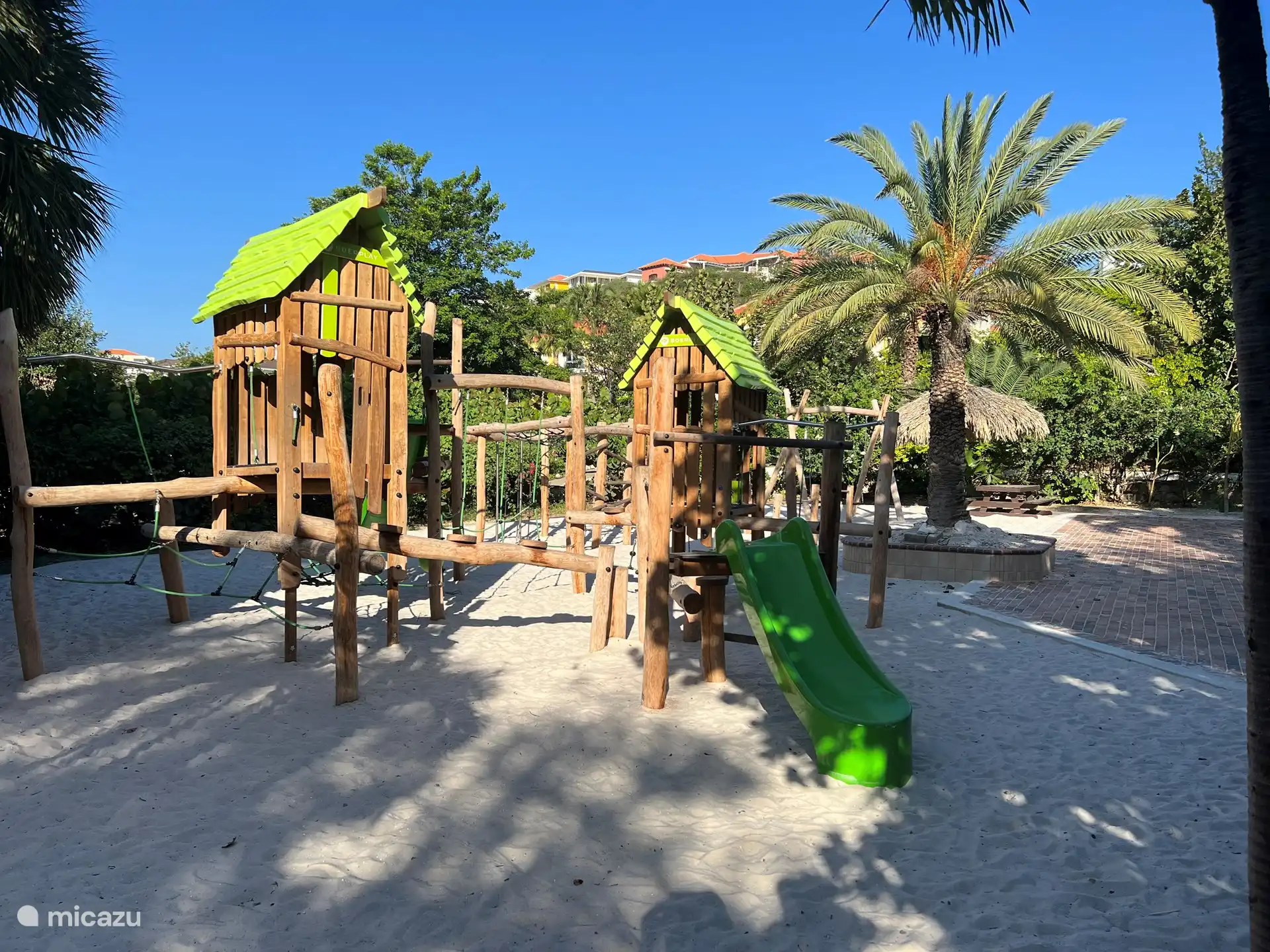 Aire de jeux près de la plage