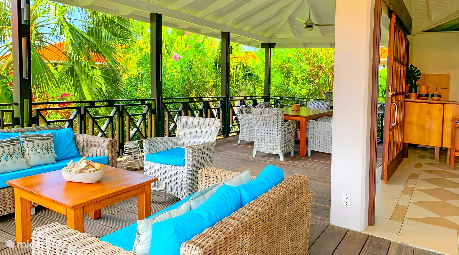 salon confortable situé dans un jardin tropical avec beaucoup d'intimité