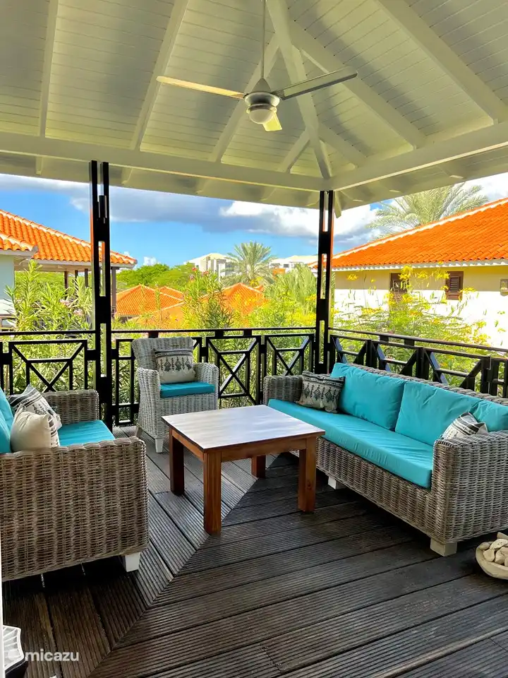 salon confortable situé dans un jardin tropical avec beaucoup d'intimité