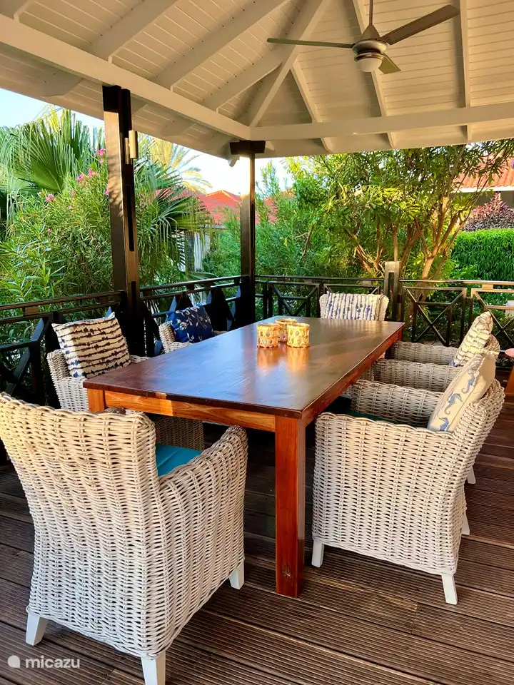 Coin repas dans un jardin tropical