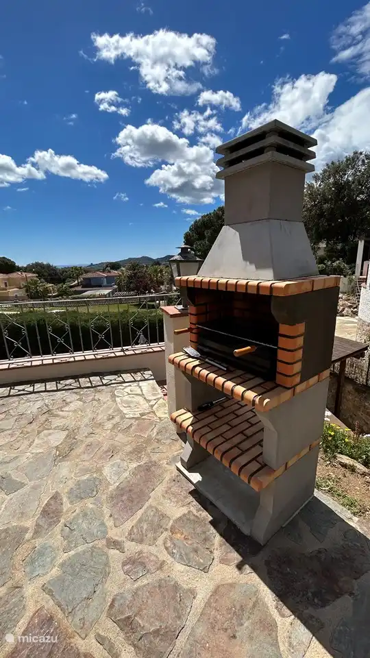 outdoor BBQ at the picnic table