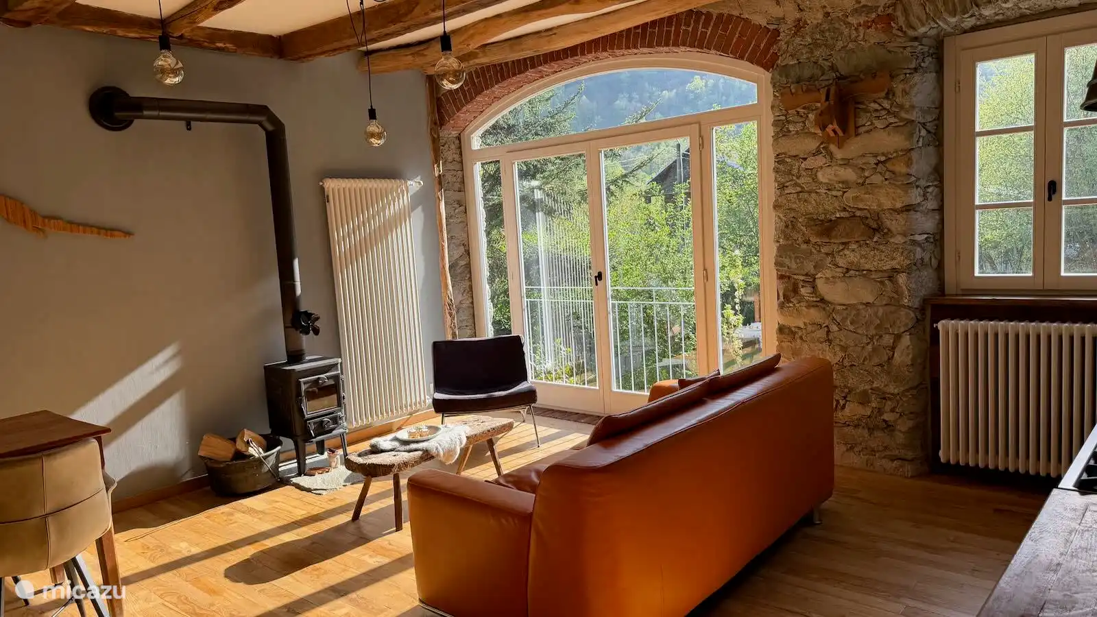 Geniet van een panoramisch uitzicht op de bergen van Valsesia vanuit de lichte woonkamer van Appartement Stella. Ontspan op de comfortabele bank, bij de warme houtkachel, midden in de Italiaanse Alpen