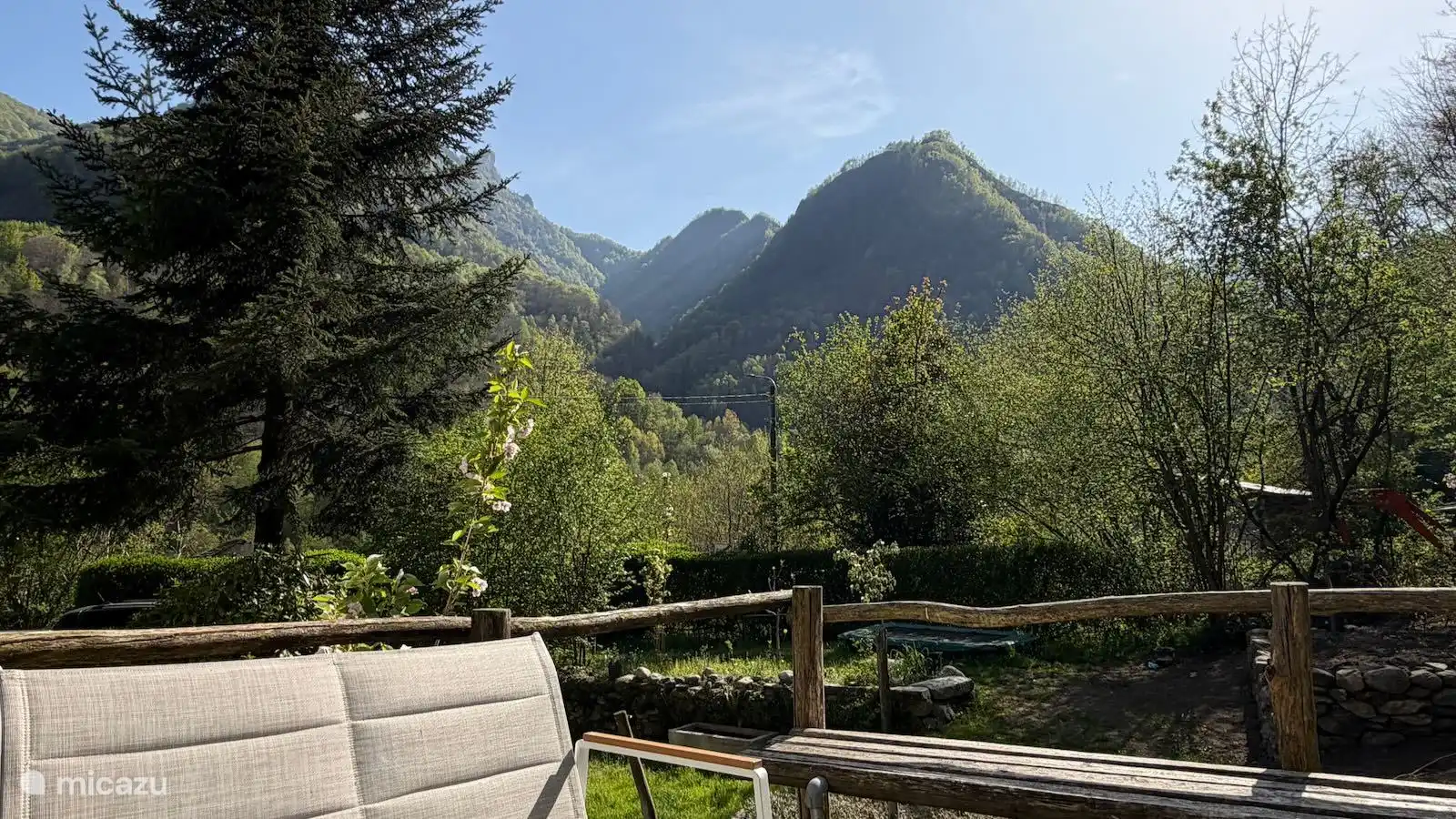 Geniet van een adembenemend panoramisch uitzicht op de groene bergen van Valsesia. Ontspan op je eigen terras van Appartement Stella en ervaar de rust, natuur en schoonheid van de Italiaanse Alpen.