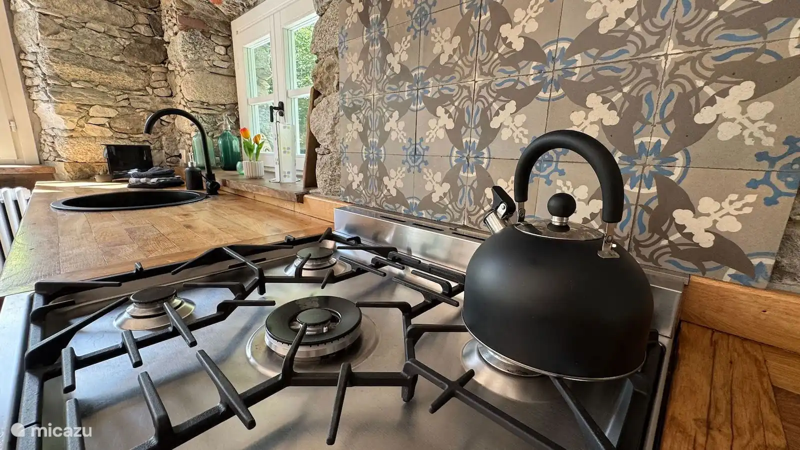 Kook de lekkerste Italiaanse gerechten in de sfeervolle, volledig uitgeruste keuken van Appartement Stella in Valsesia. Met een luxe Smeg 5-pits gasfornuis, houten werkblad en authentieke natuurstenen