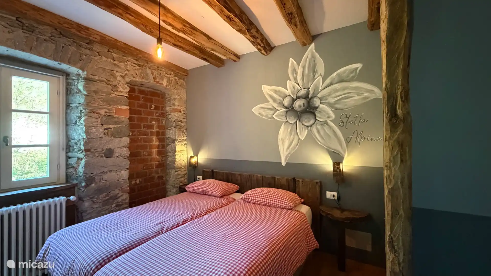 Kom heerlijk tot rust in de sfeervolle slaapkamer van Appartement Stella in Valsesia. Geniet van comfortabele boxspringbedden die bij aankomst heerlijk opgemaakt voor je klaarstaan en authentieke deta
