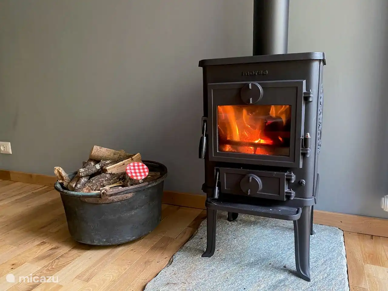 Sfeervolle houthaard, haardhout is inbegrepen