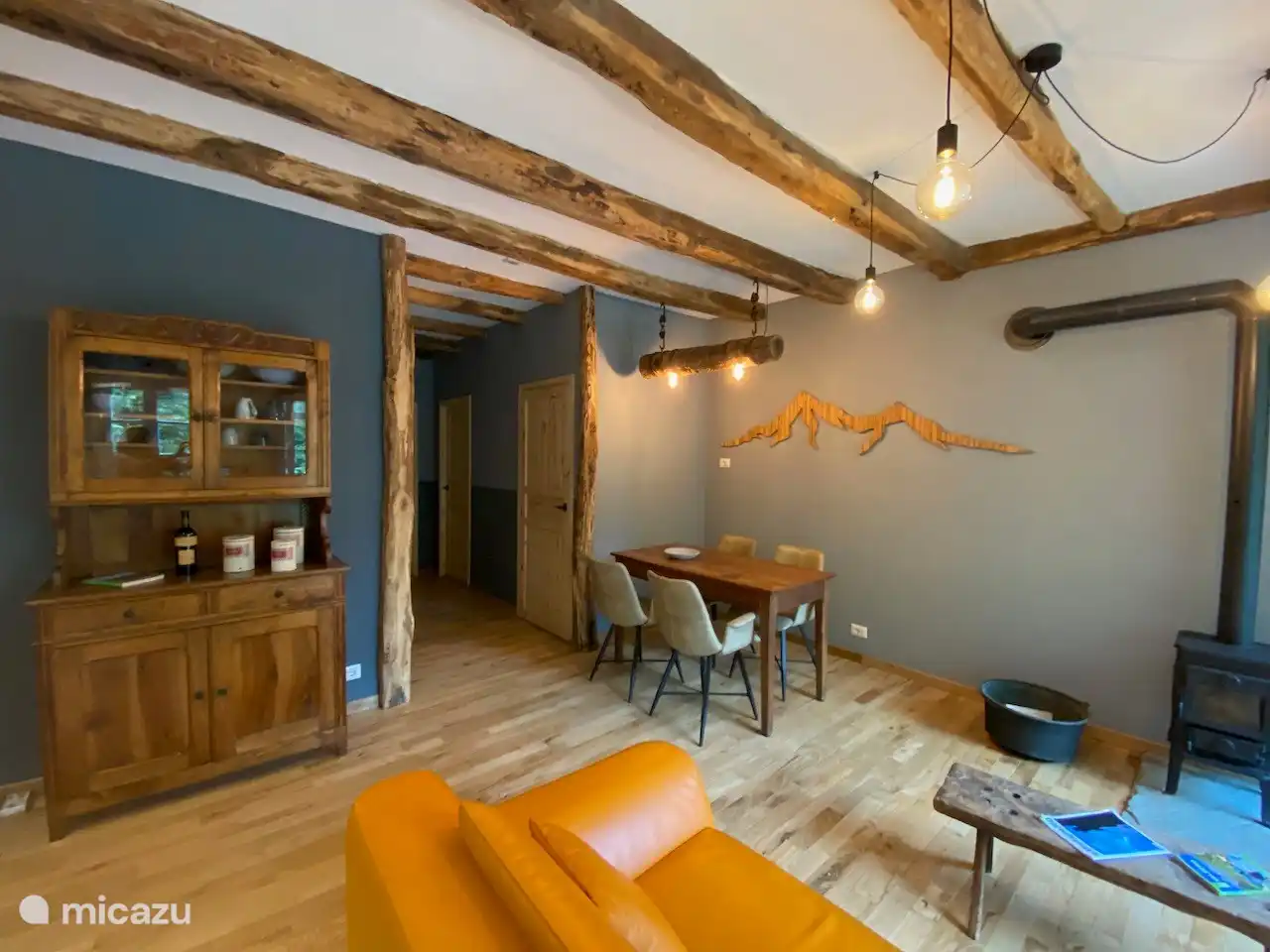 De gezellige woonkamer met doorgang naar de slaapkamers.