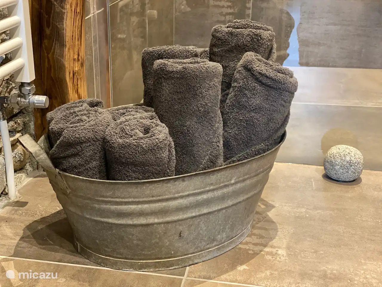 Handdoeken zijn bij de prijs inbegrepen. 