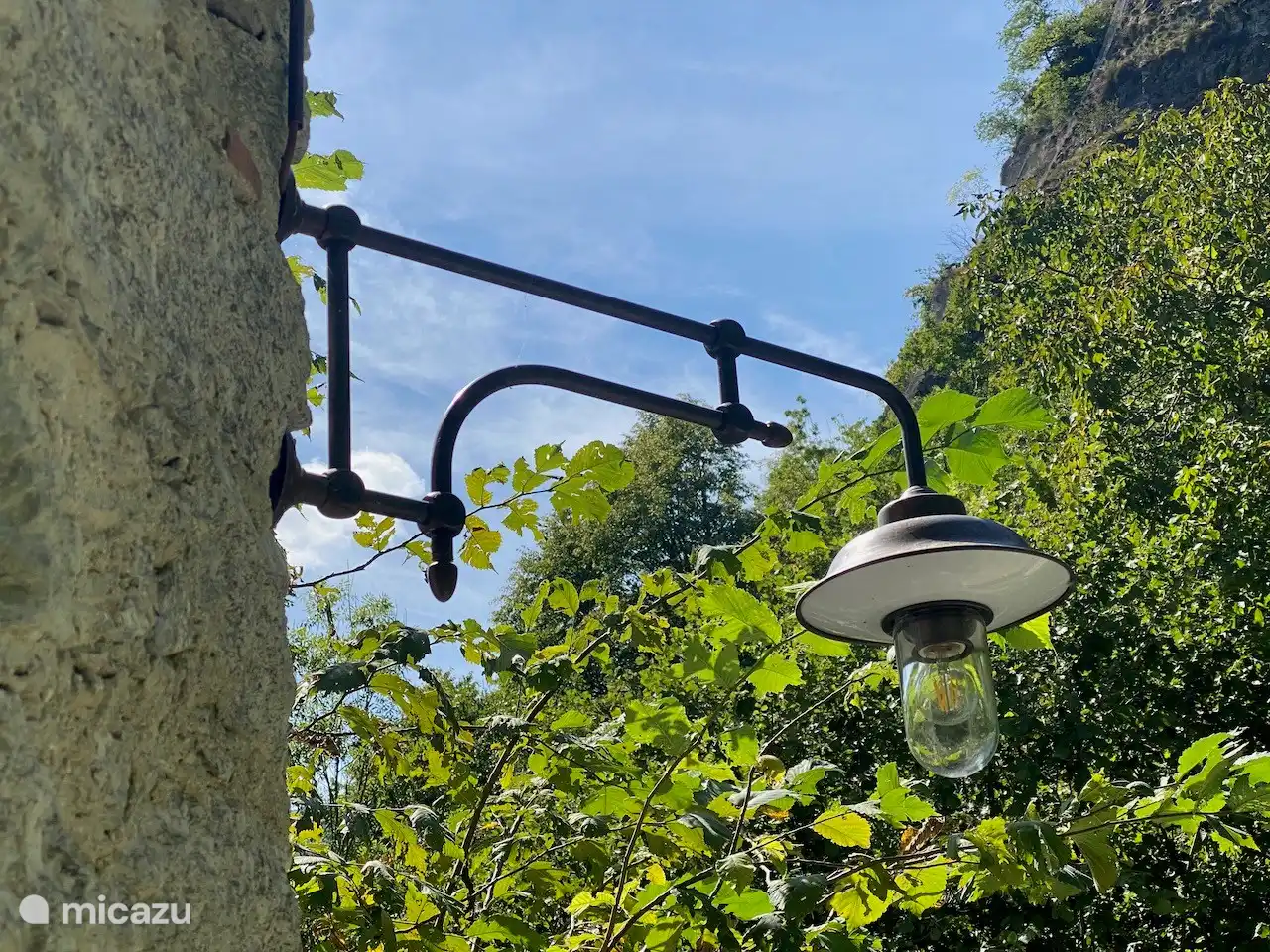 Sfeervolle buiten verlichting in de tuin
