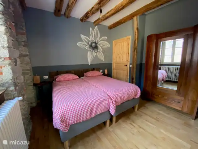 Chalet de Montagne Valsesia Stella | Italie, Piémont, Varallo Sesia - appartement Chambre appartement Stella, les lits boxspring sont faits pour vous à votre arrivée.