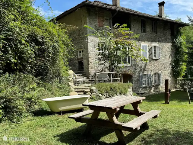 Chalet de Montagne Valsesia Stella | Italie, Piémont, Varallo Sesia - appartement Le jardin de l’appartement Stella.