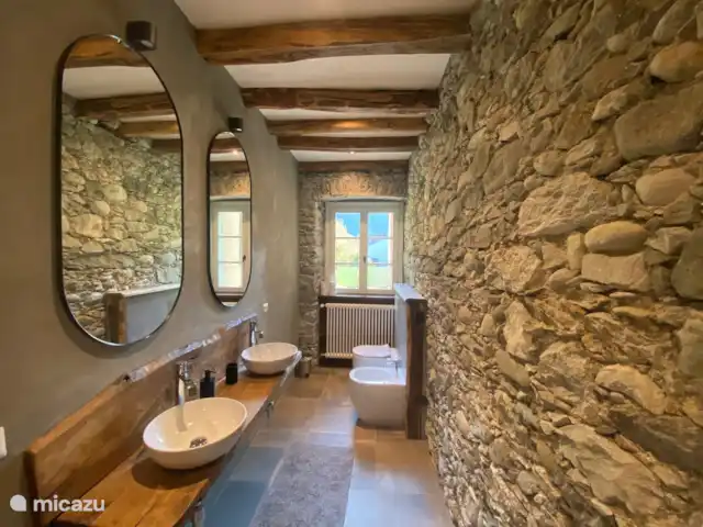 Chalet de Montagne Valsesia Stella | Italie, Piémont, Varallo Sesia - appartement Salle de bain avec douche à effet pluie, double lavabo, toilettes et bidet. Les serviettes sont fournies.