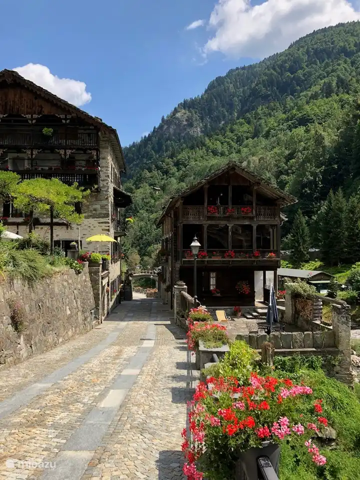 Walser huizen in Rassa, een echt authentiek dorpje in de Valsesia vallei.