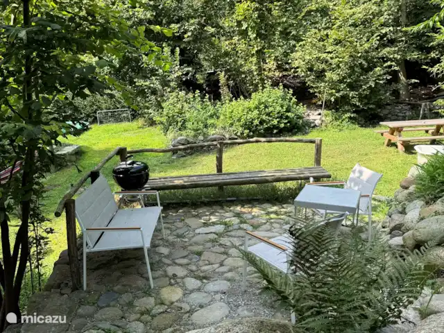 Chalet de Montagne Valsesia Stella | Italie, Piémont, Varallo Sesia - appartement Terrasse avec mobilier et barbecue Weber.