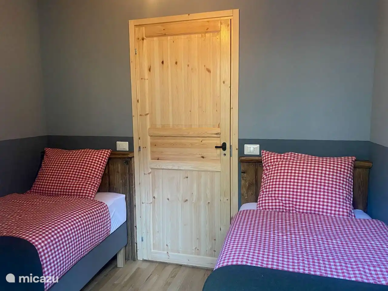 Slaapkamer met 2, 1 persoons boxspring bedden. De bedden staan bij aankomst opgemaakt voor u klaar.