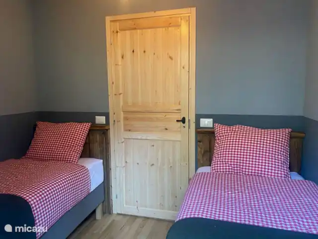 Chalet de Montagne Valsesia Stella | Italie, Piémont, Varallo Sesia - appartement Chambre avec 2 lits à sommier tapissier pour 1 personne. Les lits sont faits pour vous à votre arrivée.