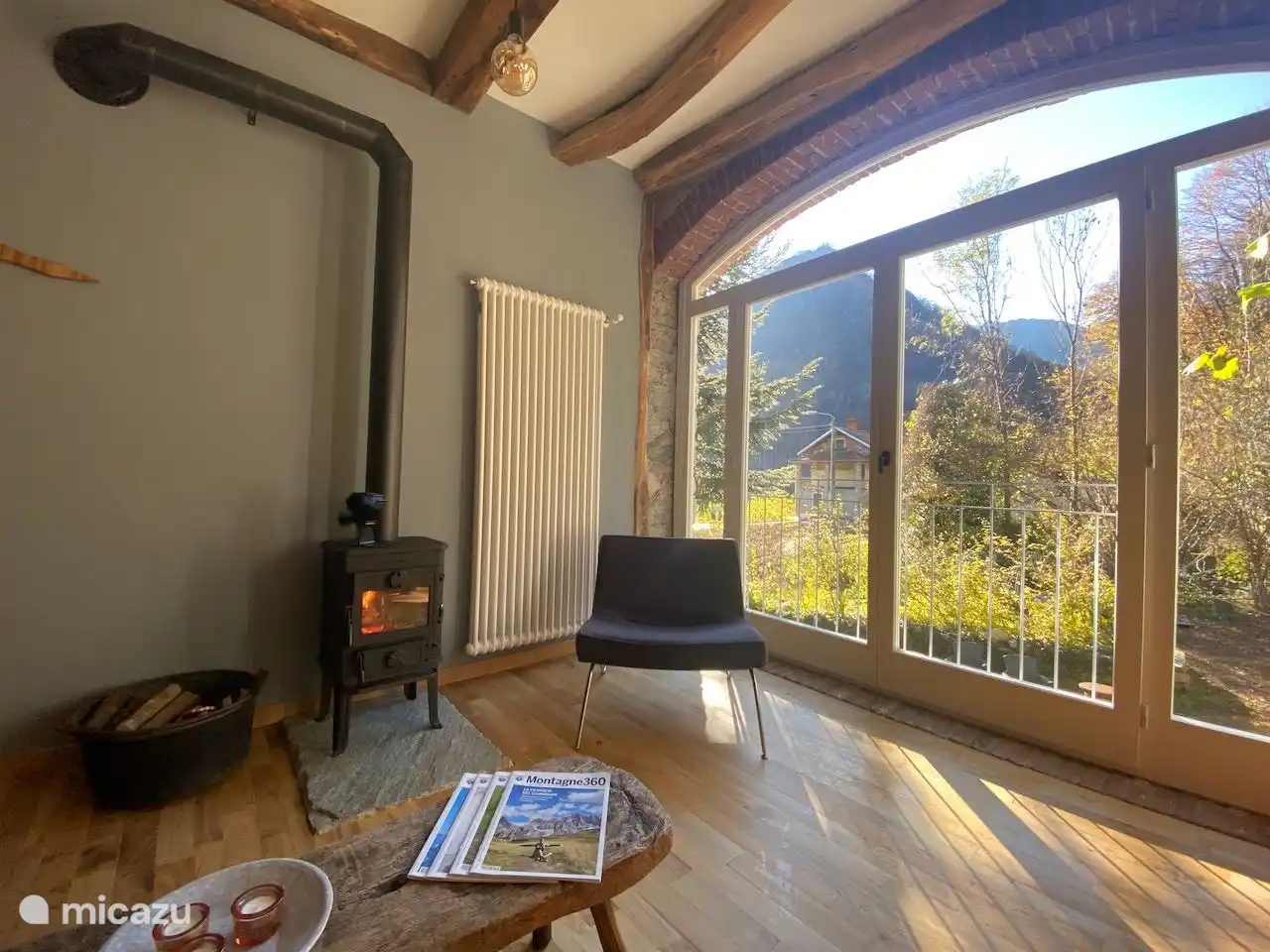 Uitzicht vanuit appartement Stella. Er is een fijne houtkachel voor de frissere dagen, het haardhout is inclusief.