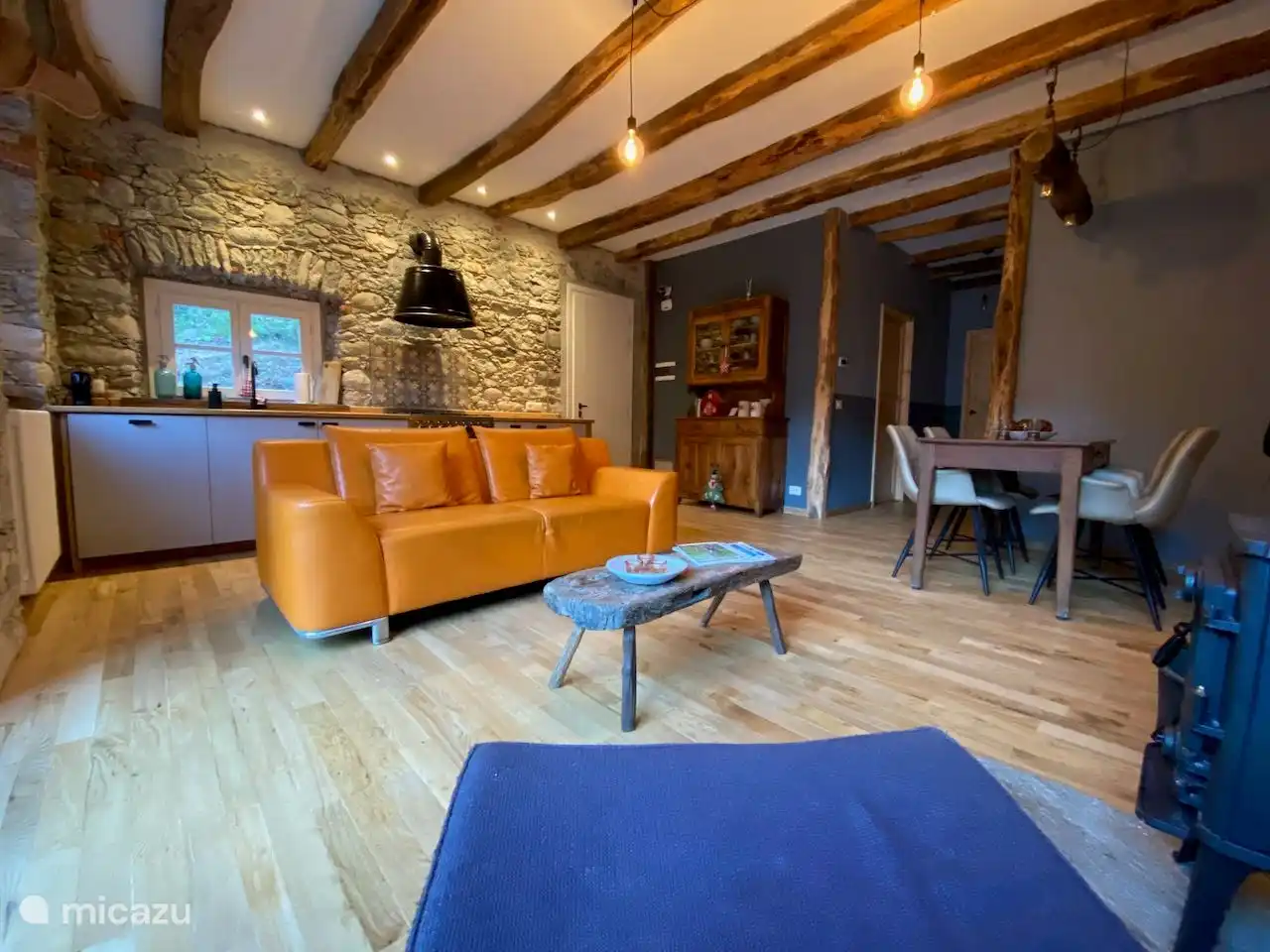 Woonkamer met open keuken.