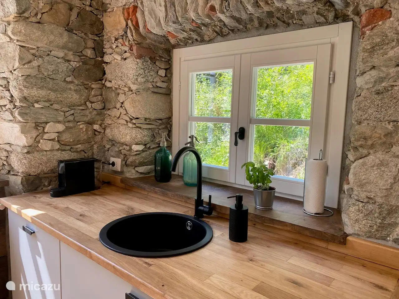 Keuken appartement Mountain Cabin Valsesia Stella met uitzicht op de tuin