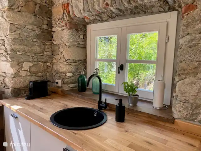 Chalet de Montagne Valsesia Stella | Italie, Piémont, Varallo Sesia - appartement Cuisine appartement Mountain Cabin Valsesia Stella donnant sur le jardin