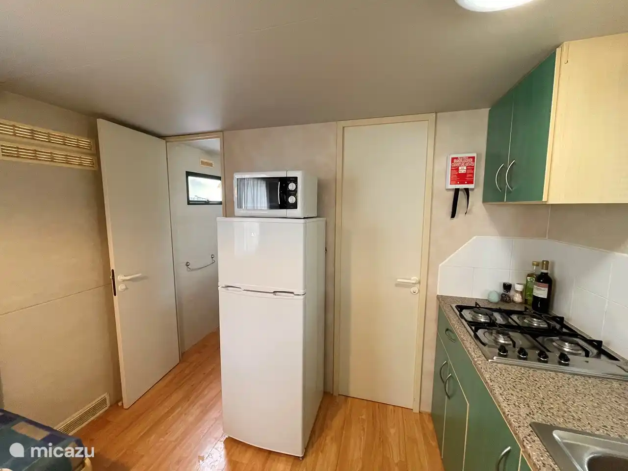 Frigorífico congelador y microondas