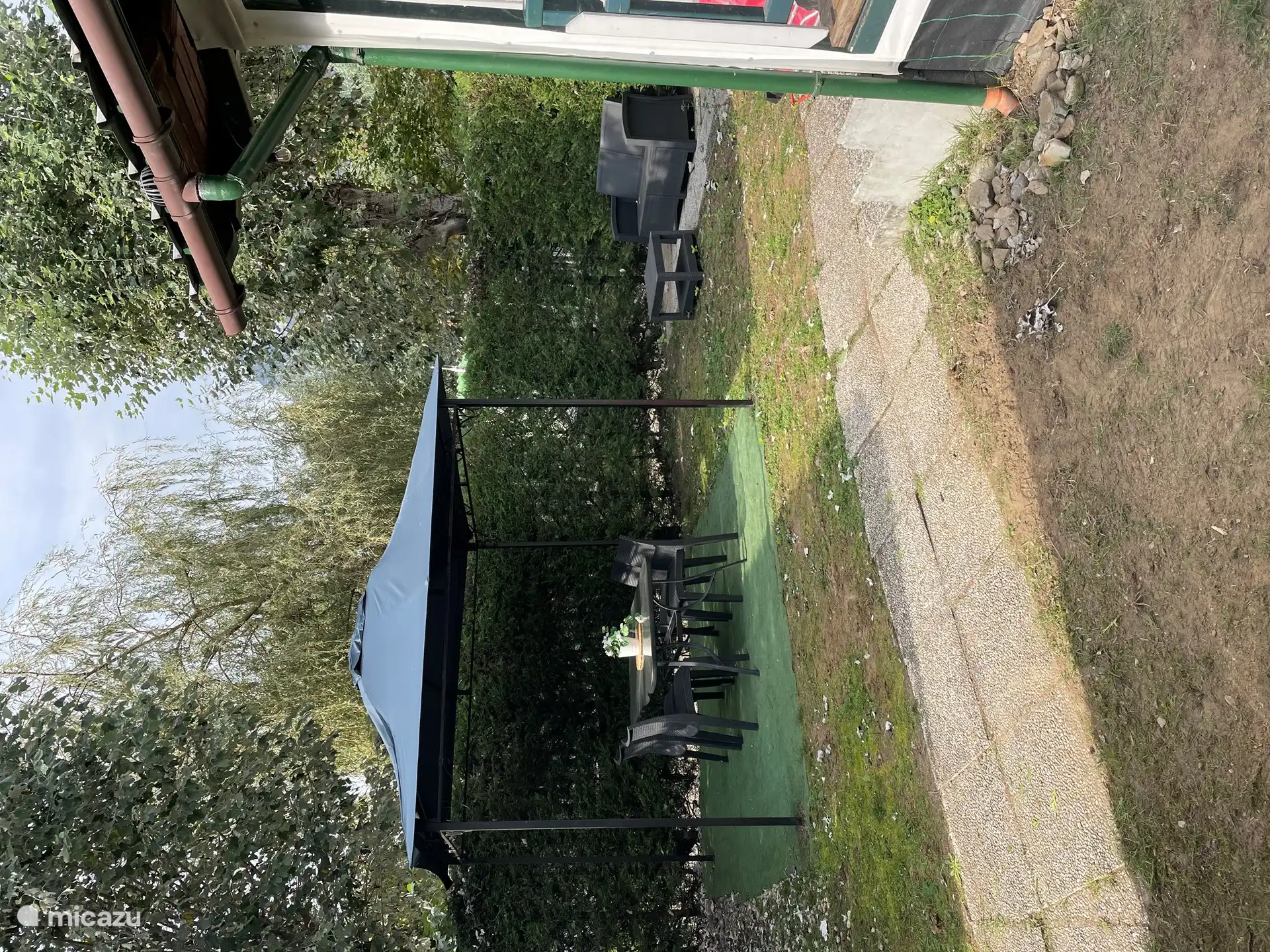 Amplio jardín con varias zonas de estar.