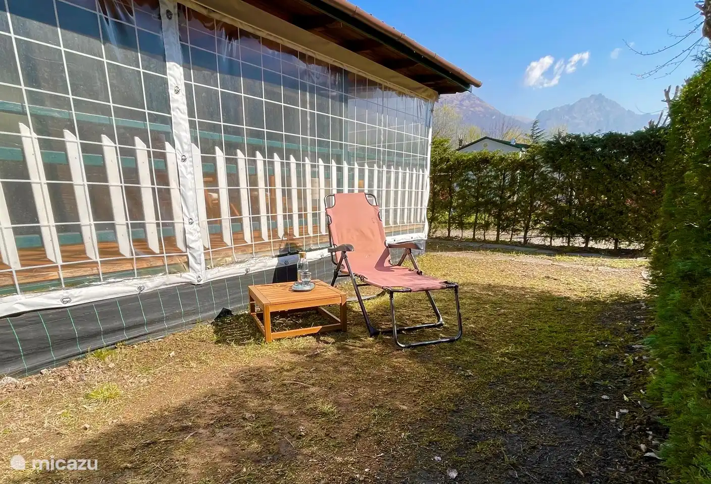 Amplio jardín con mucha privacidad.