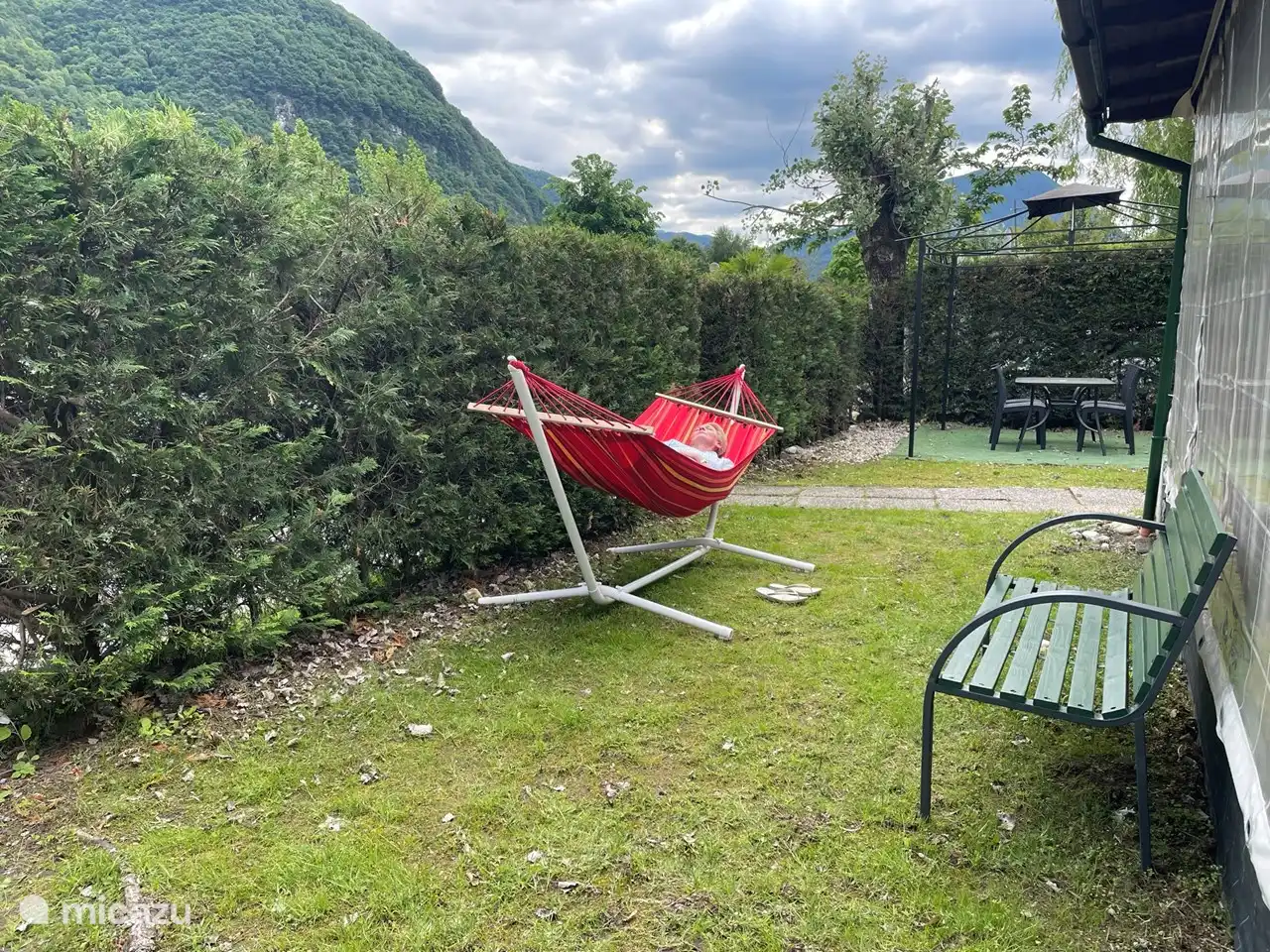 Relájate en la hamaca del jardín.