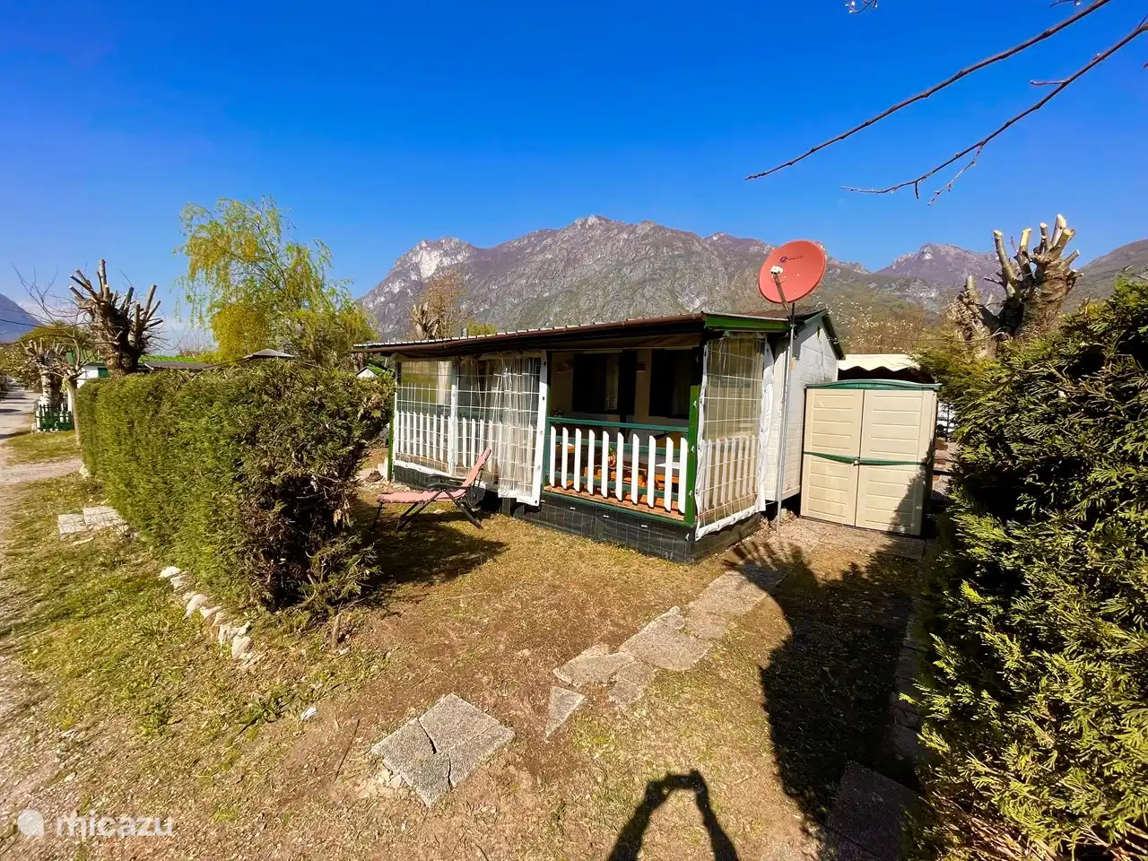 Amplio porche con cortinas de plástico que se pueden abrir, para disfrutar desde principios de primavera hasta finales de otoño.