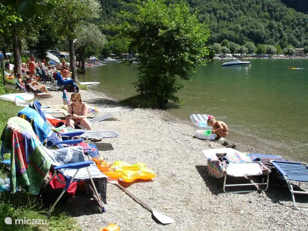 ¿Ya te imaginas relajándote junto al lago, mientras los niños juegan en el agua? Las sillas de playa te esperan en el cobertizo de la casa móvil.