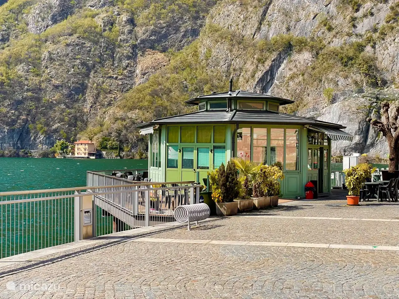 Cafetería en el lago donde un espresso cuesta solo 1,20 €.