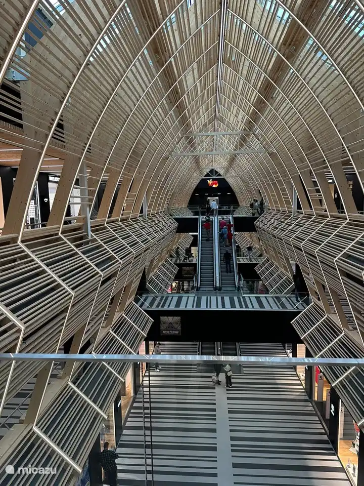 Centro comercial cubierto Foxtown, donde puedes perderte por completo.