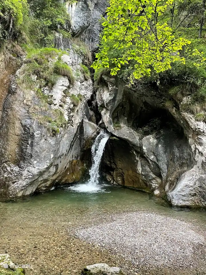 Después de un agradable paseo llegarás a la cascada de Porlezza.