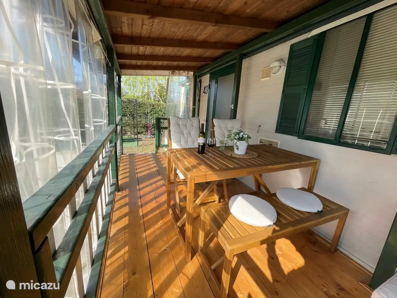 Amplio porche con un nuevo comedor