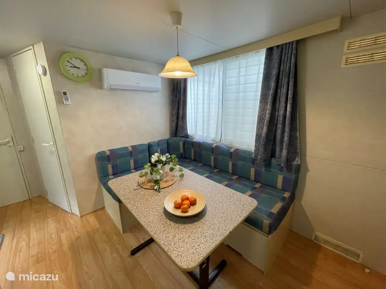 salón-comedor con mesa de comedor para 4-6 comensales con sofá rinconera fijo (dormir), aire acondicionado (frío/calor), TV satélite y amplio espacio de armario.
El posiblemente. La 6ª persona duerme en el sofá del salón. En el espacio debajo de este sofá hay una cama plegable y una trona.