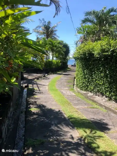 Die Straße zum Meer von der Vorderseite des Hauses.