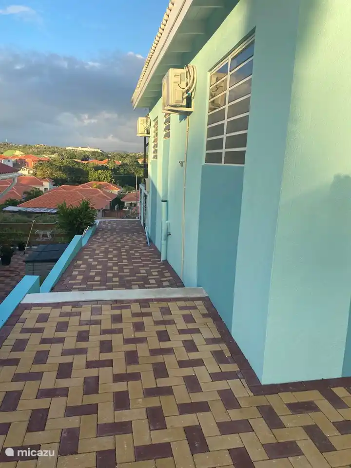 Side of the house, access to the space under the porch and the space with the washing machine.