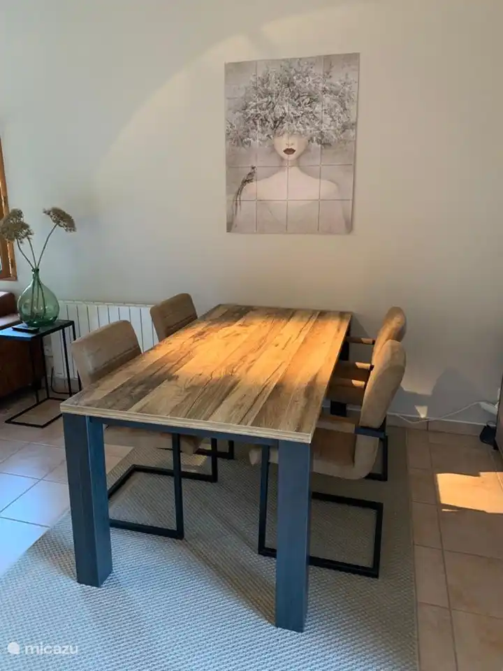 geräumiges Wohnzimmer