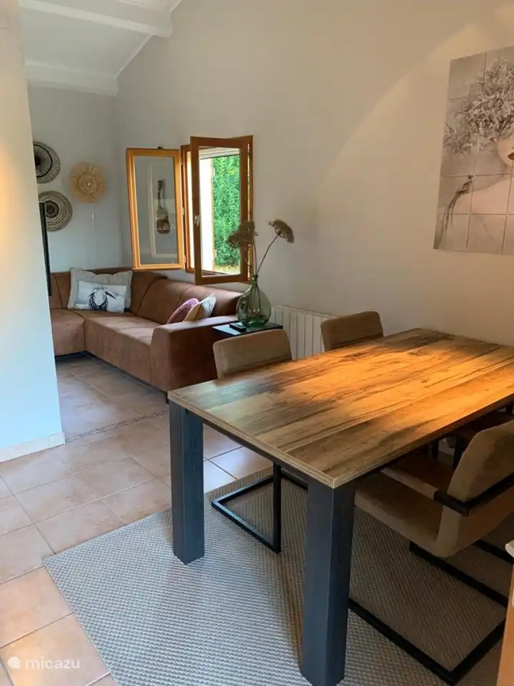 Geräumiges Wohnzimmer mit Sofa vor dem Fernseher zum Entspannen / Chillen