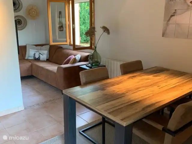 Location de Vacances France, Lot, Gourdon, gîte / cottage - Belle maison de vacances en Dordogne/Lot salon spacieux avec canapé devant la télévision pour se détendre/se détendre