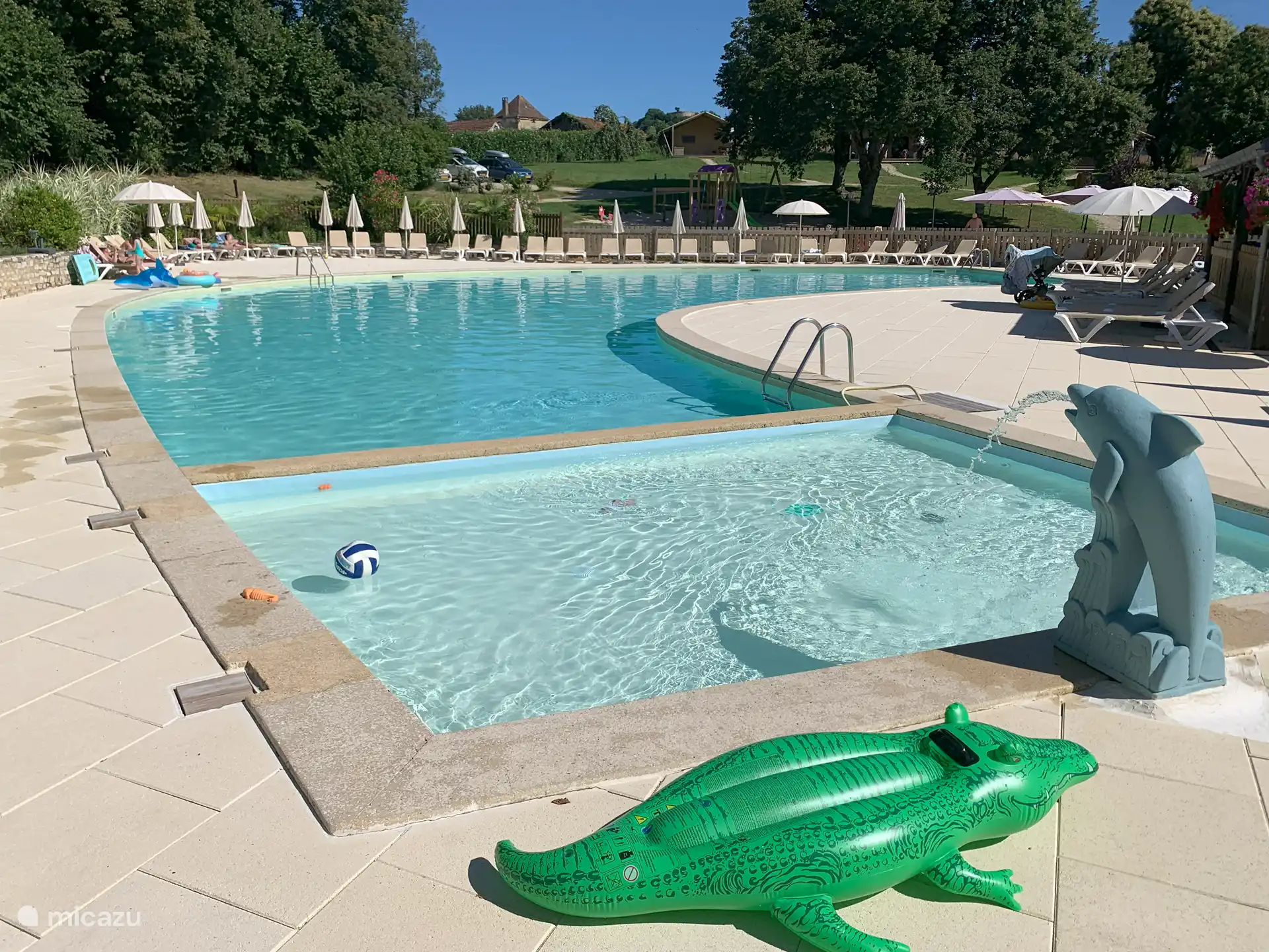Schönes Schwimmbad mit Planschbecken für die Kleinen