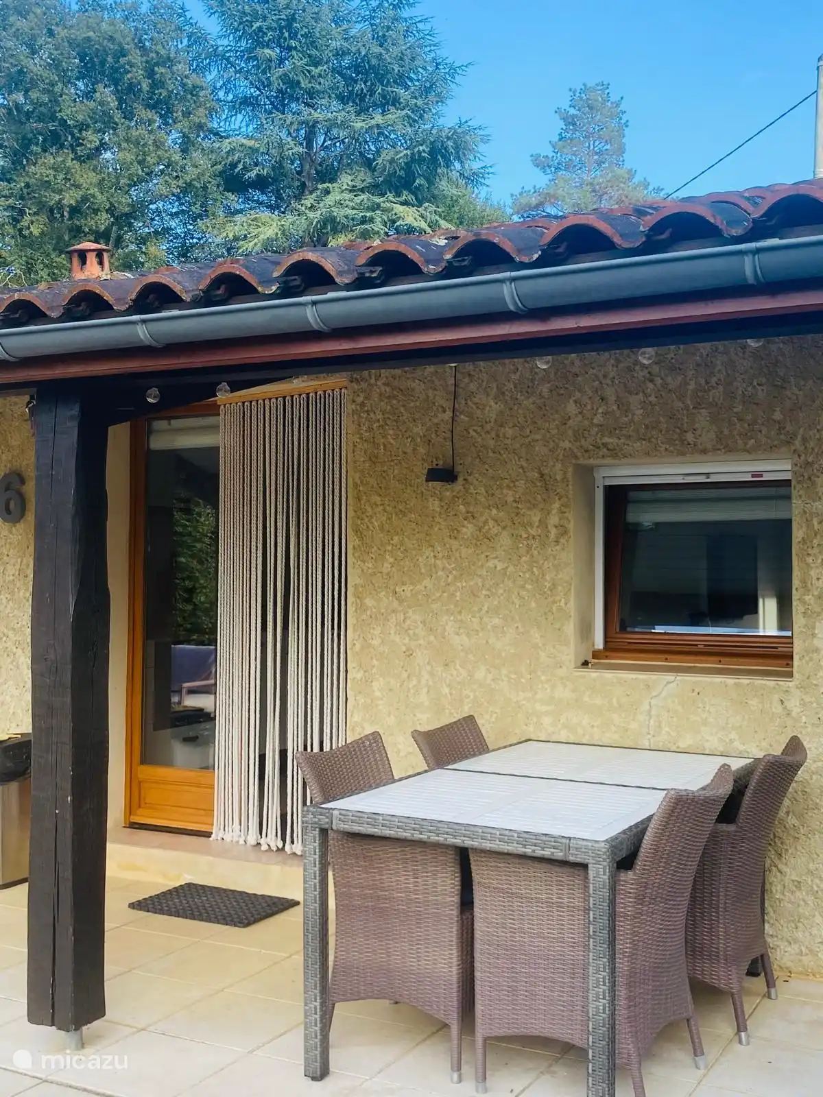 Terrasse mit Esstisch