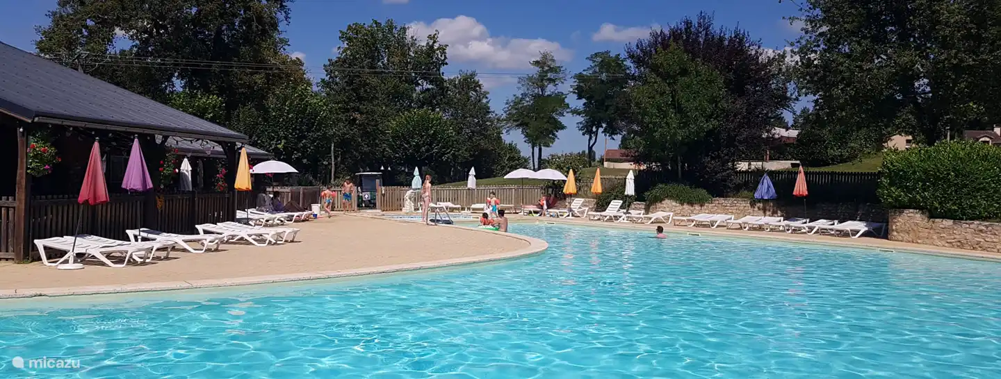 schöner Swimmingpool mit Sonnenliegen und separatem Kinderbecken. Der Swimmingpool grenzt an die Bar mit Restaurant